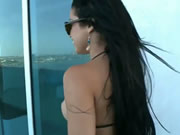 黑髮比基尼女神在海邊星級酒店陽台吹簫